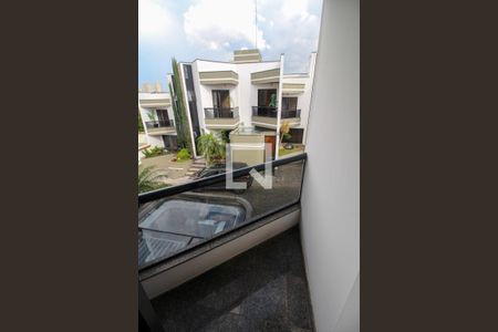 Casa de condomínio à venda com 232m², 4 quartos e 4 vagas Casa de condomínio à venda com 232m², 4 quartos e 4 vagasSacada