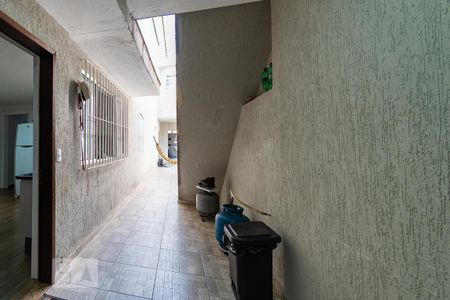 Casa à venda com 150m², 3 quartos e 2 vagasCorredor lateral 