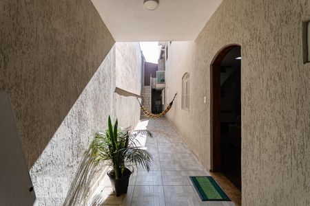 Casa à venda com 150m², 3 quartos e 2 vagasCorredor lateral 