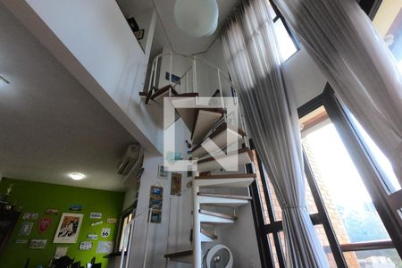 Apartamento para alugar com 73m², 2 quartos e 1 vaga Apartamento para alugar com 73m², 2 quartos e 1 vagaEscada