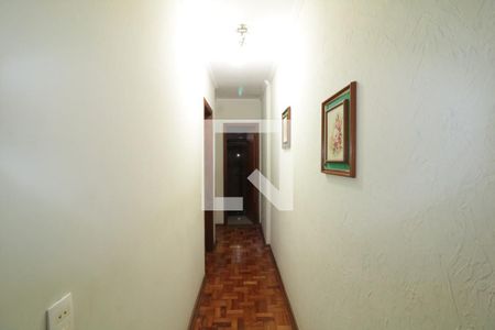 Casa à venda com 95m², 3 quartos e 2 vagasCorredor de acesso aos dormitorios