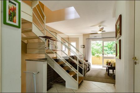 Casa à venda com 159m², 3 quartos e 2 vagasEscada