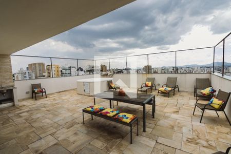 Apartamento à venda com 335m², 4 quartos e 6 vagas Apartamento à venda com 335m², 4 quartos e 6 vagasTerraço