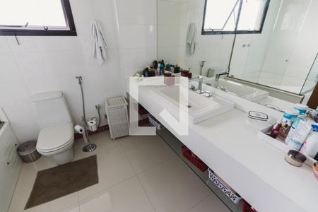 Apartamento à venda com 335m², 4 quartos e 6 vagas Apartamento à venda com 335m², 4 quartos e 6 vagasBanheiro da Suíte 1