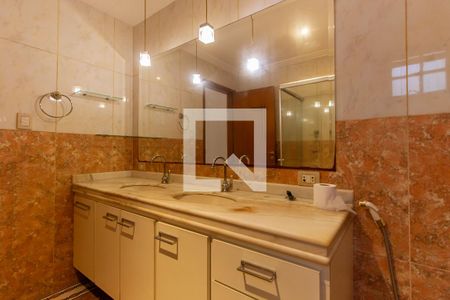 Casa à venda com 266m², 3 quartos e 3 vagas Casa à venda com 266m², 3 quartos e 3 vagasBanheiro