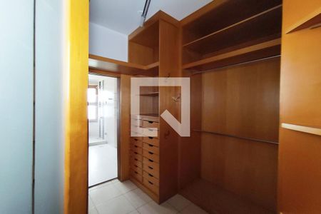 Apartamento à venda com 253m², 3 quartos e 2 vagas Apartamento à venda com 253m², 3 quartos e 2 vagasCloset da suíte