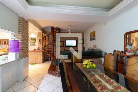 Casa à venda com 205m², 5 quartos e 6 vagasSala fundos