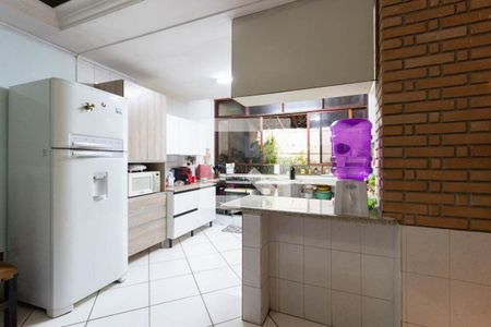 Casa à venda com 205m², 5 quartos e 6 vagasCozinha fundos