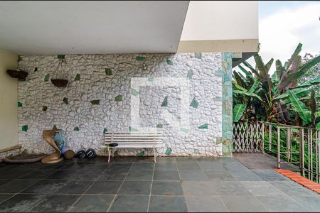 Casa à venda com 377m², 4 quartos e 4 vagas Casa à venda com 377m², 4 quartos e 4 vagasEntrada