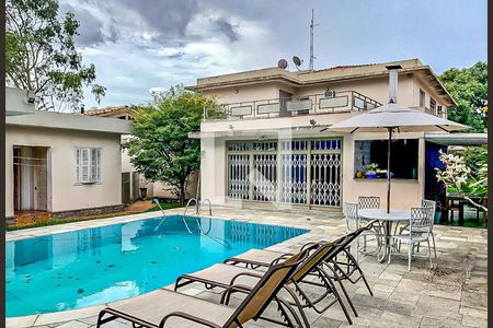 Casa à venda com 377m², 4 quartos e 4 vagas Casa à venda com 377m², 4 quartos e 4 vagasPiscina