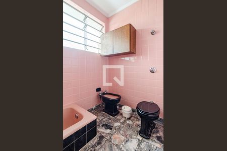 Casa à venda com 377m², 4 quartos e 4 vagas Casa à venda com 377m², 4 quartos e 4 vagasBanheiro da suíte 1