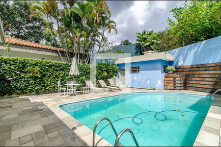 Casa à venda com 377m², 4 quartos e 4 vagas Casa à venda com 377m², 4 quartos e 4 vagasPiscina