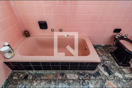 Casa à venda com 377m², 4 quartos e 4 vagas Casa à venda com 377m², 4 quartos e 4 vagasBanheiro da suíte 1