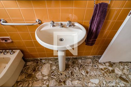 Casa à venda com 377m², 4 quartos e 4 vagas Casa à venda com 377m², 4 quartos e 4 vagasBanheiro da suíte 2