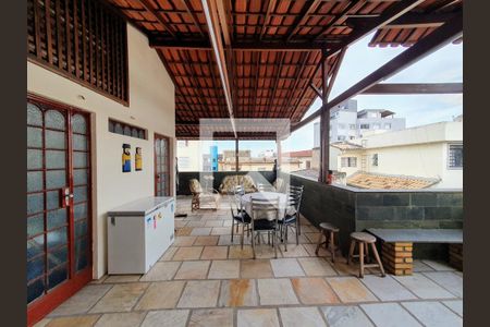 Casa à venda com 325m², 4 quartos e 4 vagas