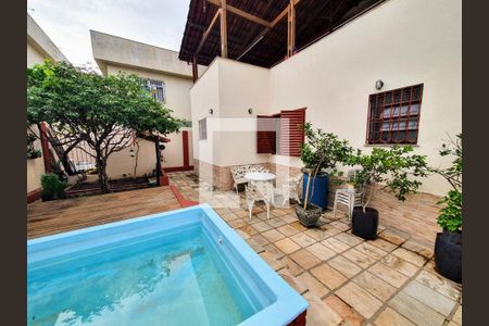 Casa à venda com 325m², 4 quartos e 4 vagas