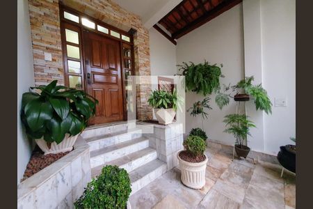 Casa à venda com 325m², 4 quartos e 4 vagas