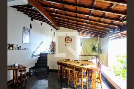 Casa à venda com 326m², 4 quartos e 3 vagas