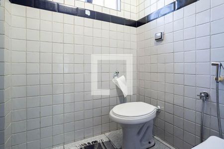 Casa à venda com 326m², 5 quartos e 3 vagasBanheiro social 1