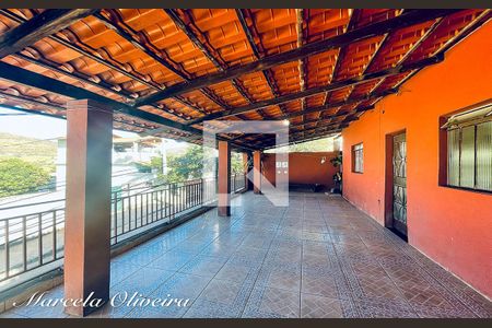 Casa à venda com 222m², 4 quartos e sem vaga