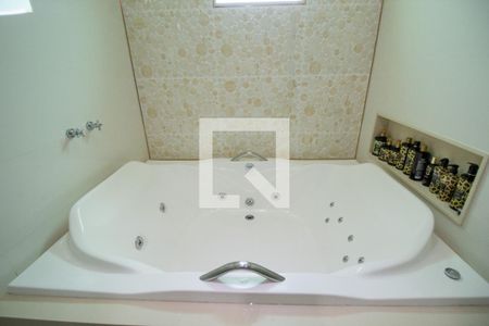 Casa de condomínio à venda com 300m², 5 quartos e 2 vagas Casa de condomínio à venda com 300m², 5 quartos e 2 vagasBanheiro da Suíte 5