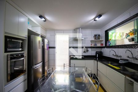 Casa de condomínio à venda com 300m², 5 quartos e 2 vagas Casa de condomínio à venda com 300m², 5 quartos e 2 vagasCozinha