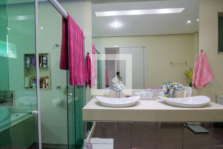 Casa de condomínio à venda com 300m², 5 quartos e 2 vagas Casa de condomínio à venda com 300m², 5 quartos e 2 vagasBanheiro da Suíte 5