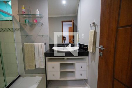 Casa de condomínio à venda com 300m², 5 quartos e 2 vagas Casa de condomínio à venda com 300m², 5 quartos e 2 vagasBanheiro da Suíte 2