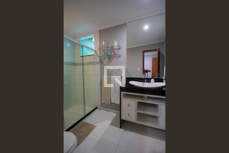 Casa de condomínio à venda com 300m², 5 quartos e 2 vagas Casa de condomínio à venda com 300m², 5 quartos e 2 vagasBanheiro da Suíte 2