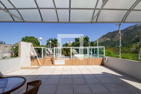 Casa de condomínio à venda com 300m², 5 quartos e 2 vagas Casa de condomínio à venda com 300m², 5 quartos e 2 vagasTerraço