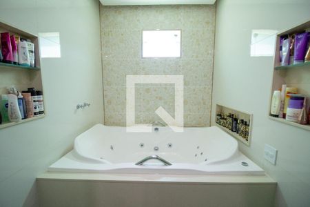 Casa de condomínio à venda com 300m², 5 quartos e 2 vagas Casa de condomínio à venda com 300m², 5 quartos e 2 vagasBanheiro da Suíte 5