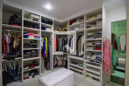 Casa de condomínio à venda com 300m², 5 quartos e 2 vagas Casa de condomínio à venda com 300m², 5 quartos e 2 vagasCloset da Suíte 5