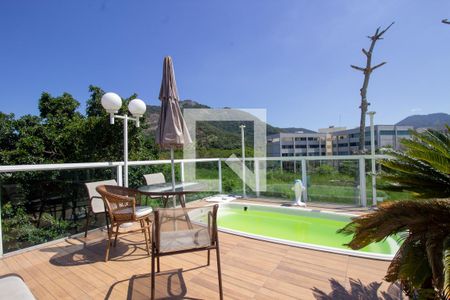 Casa de condomínio à venda com 300m², 5 quartos e 2 vagas Casa de condomínio à venda com 300m², 5 quartos e 2 vagasPiscina