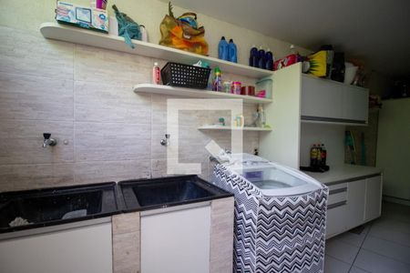 Casa de condomínio à venda com 300m², 5 quartos e 2 vagas Casa de condomínio à venda com 300m², 5 quartos e 2 vagasÁrea de Serviço