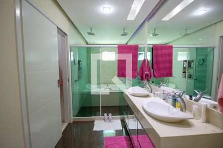 Casa de condomínio à venda com 300m², 5 quartos e 2 vagas Casa de condomínio à venda com 300m², 5 quartos e 2 vagasBanheiro da Suíte 5