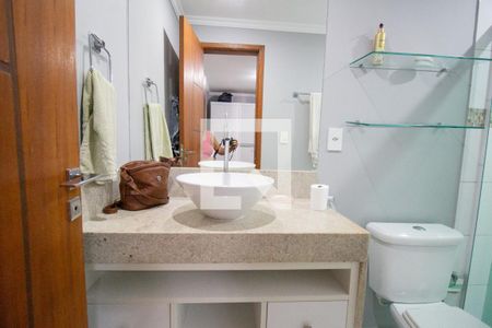 Casa de condomínio à venda com 300m², 5 quartos e 2 vagas Casa de condomínio à venda com 300m², 5 quartos e 2 vagasBanheiro da Suíte 1