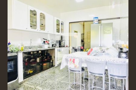 Casa à venda com 240m², 3 quartos e 10 vagas