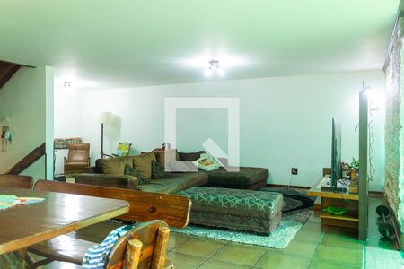 Casa à venda com 317m², 3 quartos e 2 vagas Casa à venda com 317m², 3 quartos e 2 vagasSala