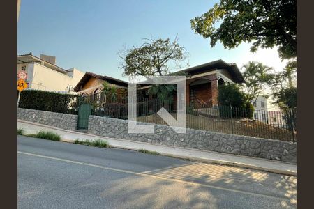 Casa à venda com 243m², 4 quartos e 4 vagas