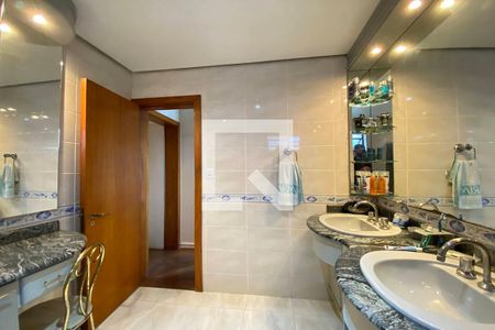 Apartamento à venda com 319m², 6 quartos e 4 vagasBanheiro da Suíte