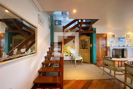 Apartamento à venda com 319m², 6 quartos e 4 vagasEscada