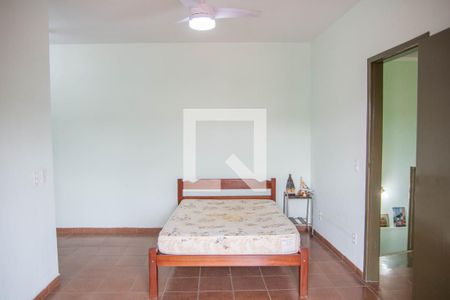 Casa à venda com 250m², 4 quartos e 2 vagas Casa à venda com 250m², 4 quartos e 2 vagasQuarto 1 Suite - Casa Fundos