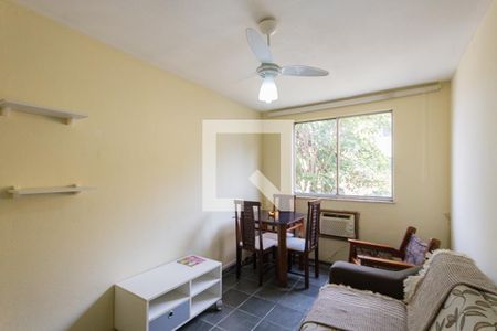 Sala de apartamento para alugar com 1 quarto, 38m² em Pechincha, Rio de Janeiro