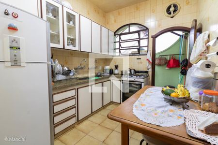 Casa à venda com 246m², 4 quartos e 4 vagas