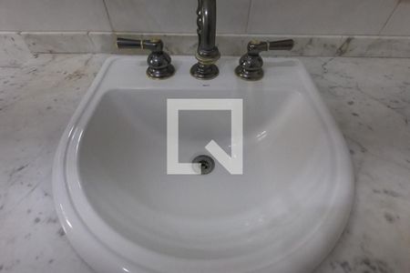 Casa à venda com 253m², 4 quartos e 4 vagas Casa à venda com 253m², 4 quartos e 4 vagasBanheiro da Suíte