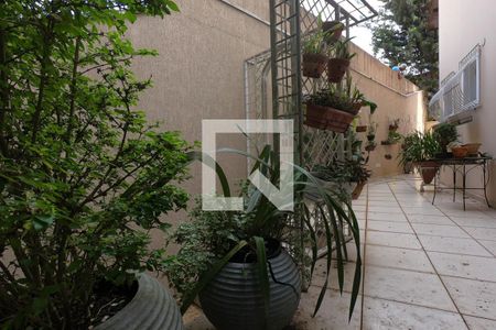 Casa à venda com 253m², 4 quartos e 4 vagas Casa à venda com 253m², 4 quartos e 4 vagasFundos