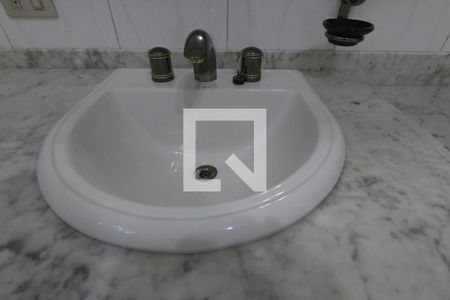 Casa à venda com 253m², 4 quartos e 4 vagas Casa à venda com 253m², 4 quartos e 4 vagasBanheiro