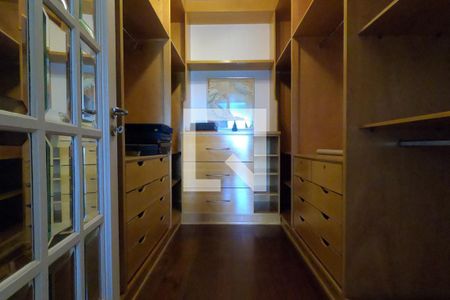 Casa à venda com 253m², 4 quartos e 4 vagas Casa à venda com 253m², 4 quartos e 4 vagasCloset