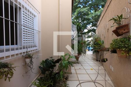 Casa à venda com 253m², 4 quartos e 4 vagas Casa à venda com 253m², 4 quartos e 4 vagasFundos