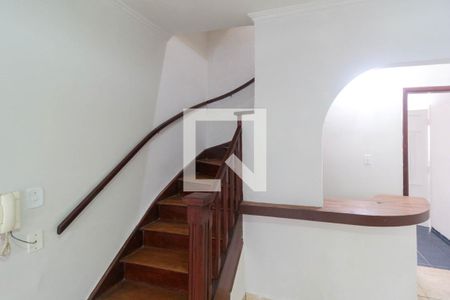 Casa à venda com 182m², 3 quartos e 2 vagas Casa à venda com 182m², 3 quartos e 2 vagasEscada